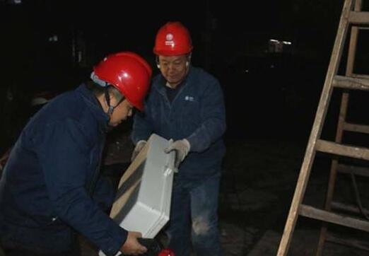 夏季用电高峰 电表超负荷运转  网红小吃街连烧8户电表